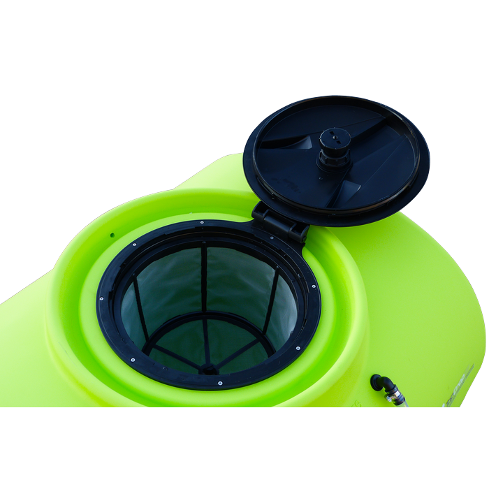 Hinged lid and basket filter on TopCrop 800L slip on sprayer